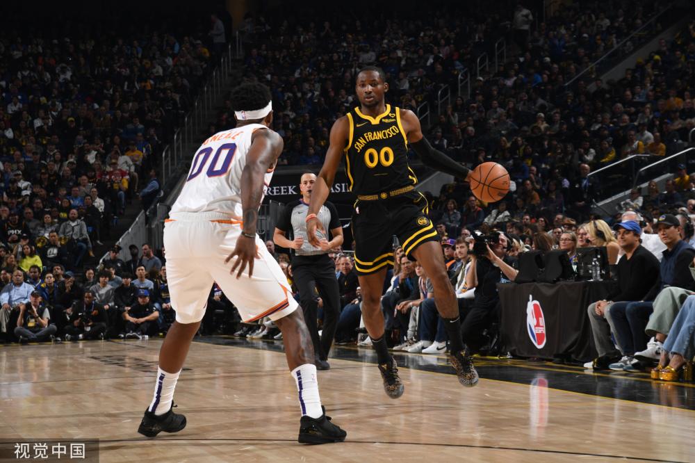 是篮球场上 是篮球场上